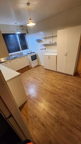 Spacious & refreshed 2 bedroom flat - Photo 2