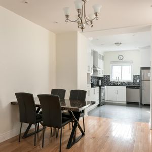 3 Bedroom - 2124 Rue Tupper, Montréal - Photo 3