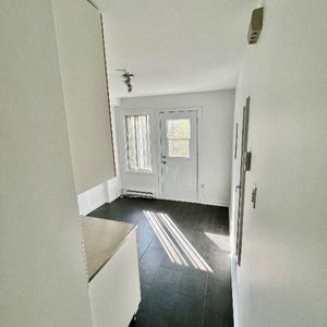 Superbe 3 ½ ensoleillé, libre maintenant, triplex, 2 ième étage, très propre - Photo 2