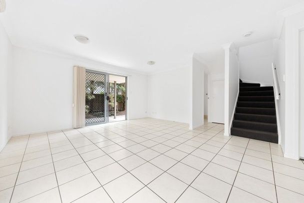 3-Bedroom Townhouse with Ensuite, Double Garage & Complex Pool - Photo 1