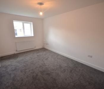 3 bedroom Semi-detached house To Let - Photo 3