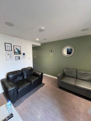 4 bedroom flat to rent - Photo 3