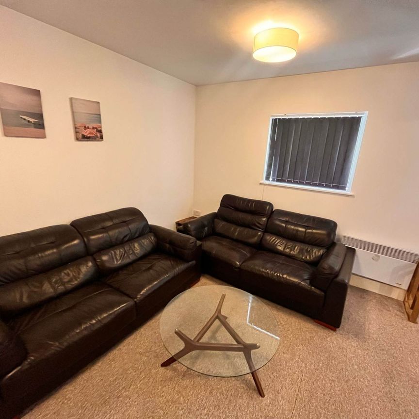 Price Reduced £1,200 pcm - Available 01/02/2026 - Furnished - Photo 1