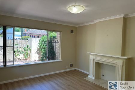 WELL PRESENTED SCARBOROUGH HOME HOME OPEN TUESDAY 17 FEBRUARY AT 11.00AM SHARP! - Photo 2