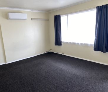 Front unit in Linwood with fenced courtyard. - Photo 3