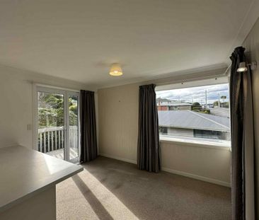 Sunny and spacious in Bradford! - Photo 4
