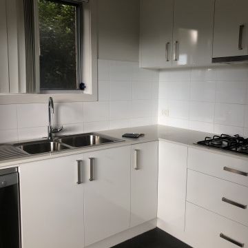 Furnished 3 Bedroom Townhouse - Close to Uni and Shops - Photo 1