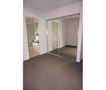 MODERN DUPLEX IN QUIET STREET - Photo 4