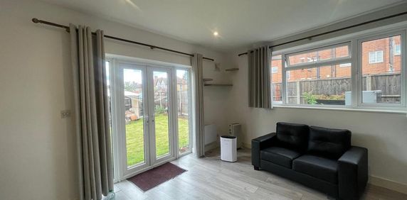 Studio to rent - Photo 2