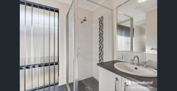 Experience Easy Living in the Heart of Aveley! - Photo 1