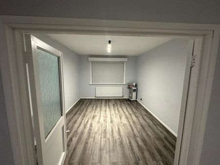 3 bedroom flat to rent - Photo 2