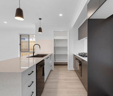 Family home with 2 living areas and ducted air- conditioning - Photo 4