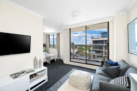 Generous Studio Apartment in Prime Inner-City Location - Offered Unfurnished - Photo 3