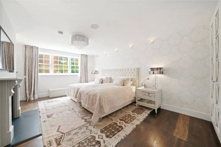 5 bedroom house in St John's Wood - Photo 3