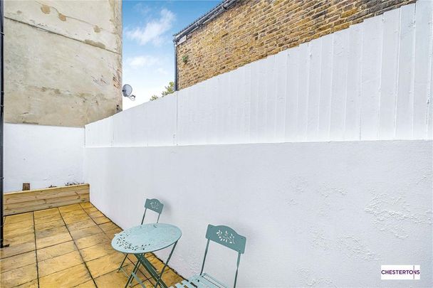 4 bedroom house in London - Photo 1