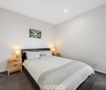 Spacious Top Floor 1 Bedroom Beauty - Photo 3