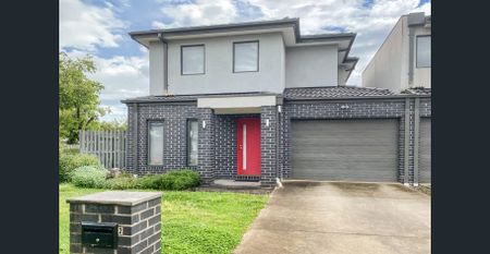 Super-stylish and Immaculately Presented - Photo 2