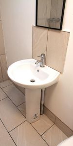 1 bedroom in a flat share to rent - Photo 4