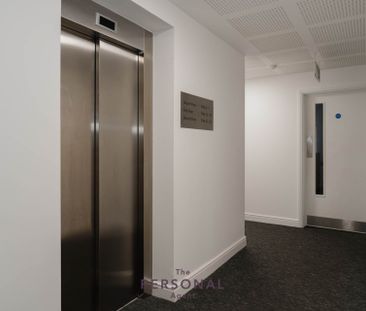 Aurora House Ceres Cresant Epsom Surrey, Epsom - Photo 4