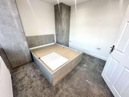 Long Readings Lane, Slough, SL2 - Photo 2