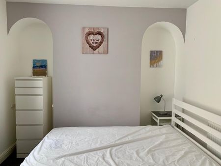 4 bedroom end of terrace house to rent - Photo 4