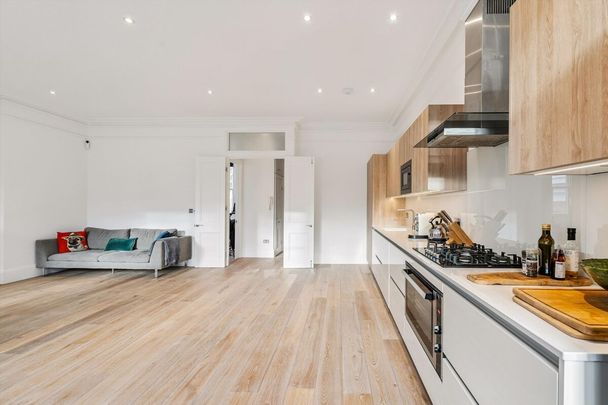 This beautifully presented apartment occupies a sought-after position on Wetherby Gardens, offering generous lateral accommodation and refined contemporary finishes throughout. - Photo 1