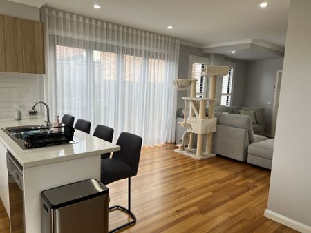 Elegant contemporary living in Altona Bay! - Photo 2