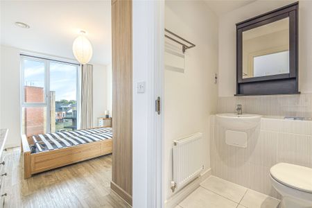 2 bedroom Flat in Oscar Wilde Road, Reading - Photo 2