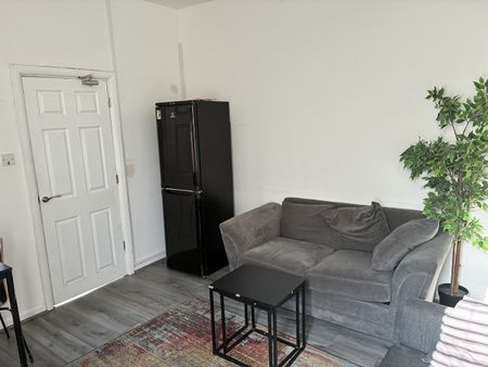 Room in a Shared House, Aldbourne Road, CV1 - Photo 3