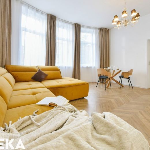 DO DOMČEKA | Elegantný 2-izbový byt vo vile s vlastným parkovaním - Photo 1