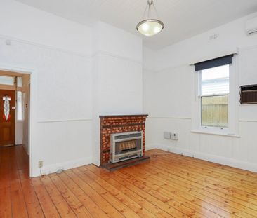 Charming Edwardian Style Home! - Photo 1