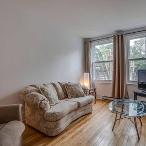 Appartement 7 1/2 meublé - Idéal pour 3 étudiants - 3 chambres - Rez-de-chaussée - Photo 2