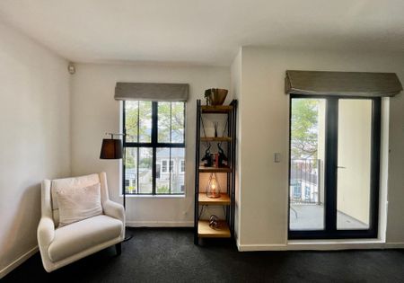 Split level, three bedroom city townhouse - Photo 2