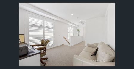 Designer Proportions in Seamless Location - Photo 4