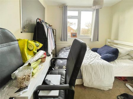 Moore Grove Crescent, Egham, Surrey, TW20 9RH - Photo 2