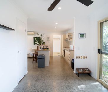 Fully Furnished Villa with Air-Conditioning, Fully Fenced Yard & Si... - Photo 1