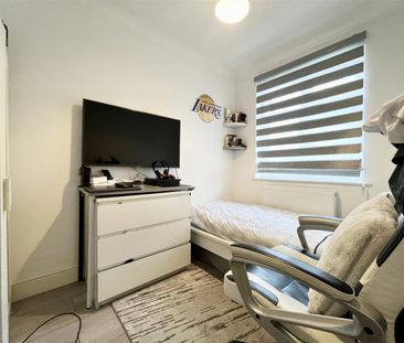 3 Bedroom House - Mid Terrace To Let - Photo 5