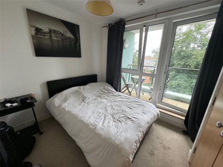 2 Bedroom Flat / Apartment - Ocean Way, Southampton - Photo 2