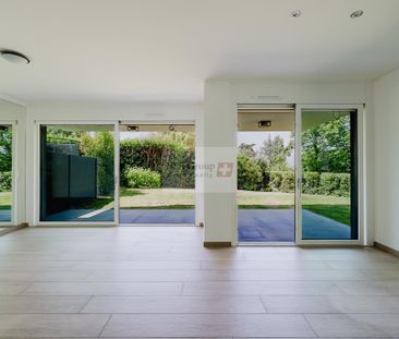 Modern villa with lake view and exceptional setting - Photo 1