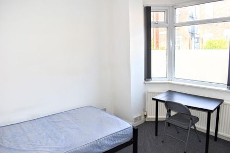 5 bedroom end of terrace house to rent - Photo 3