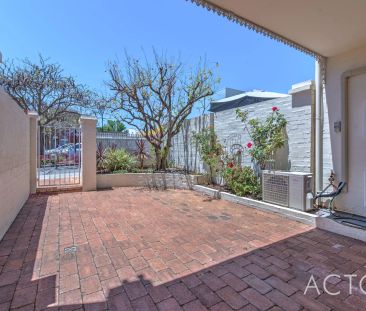 TWO BEDROOM TOWNHOUSE IN FANTASTIC LOCATION! - Photo 3