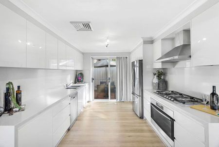 Perfect Blend of Comfort and Convenience in Cranebrook - Photo 4