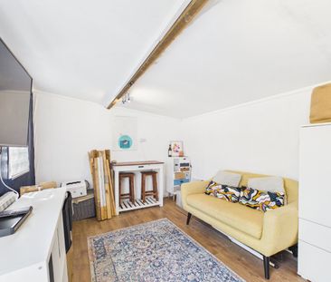 3 bedroom House in Church Road, Sandhurst - Photo 2