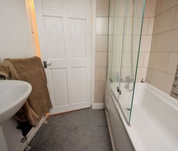 2 bedroom House in Hyde Park, Leeds - Photo 2