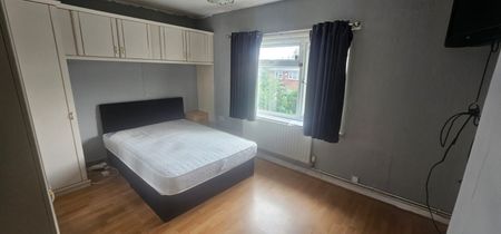 2 Bed - 24 Stanmore Grove, Burley, Leeds - LS4 2RJ - Student - Photo 3