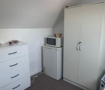 Loft converted small size studio flat ideal for single person £850 pcm - Photo 1