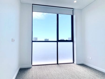 Furnished Sophisticated Two-Bedroom Apartment Moments from Green Square Station - Photo 2