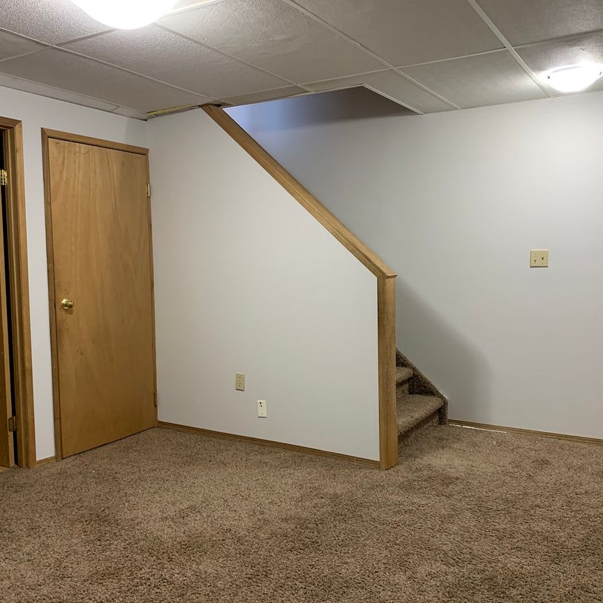 Beautiful 3 Bedroom House in Kentwood East!!! - Photo 1