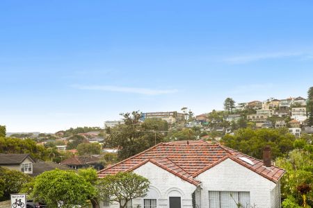 Semi Sized Art Deco Apartment In Walk To Everything Location - Photo 5