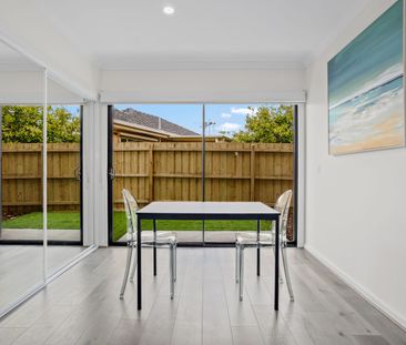 Modern Fully Furnished Studio with a LARGE Private Backyard – ALL B... - Photo 2